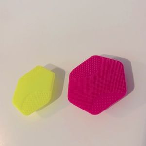 2 Facial Exfoliating Scrubbers